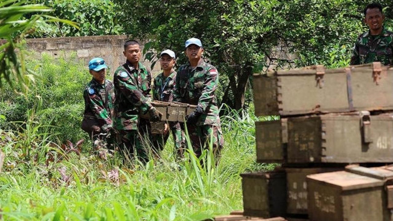 Aksi Pasukan Garuda evakuasi 6 ton bahan peledak konflik Afrika