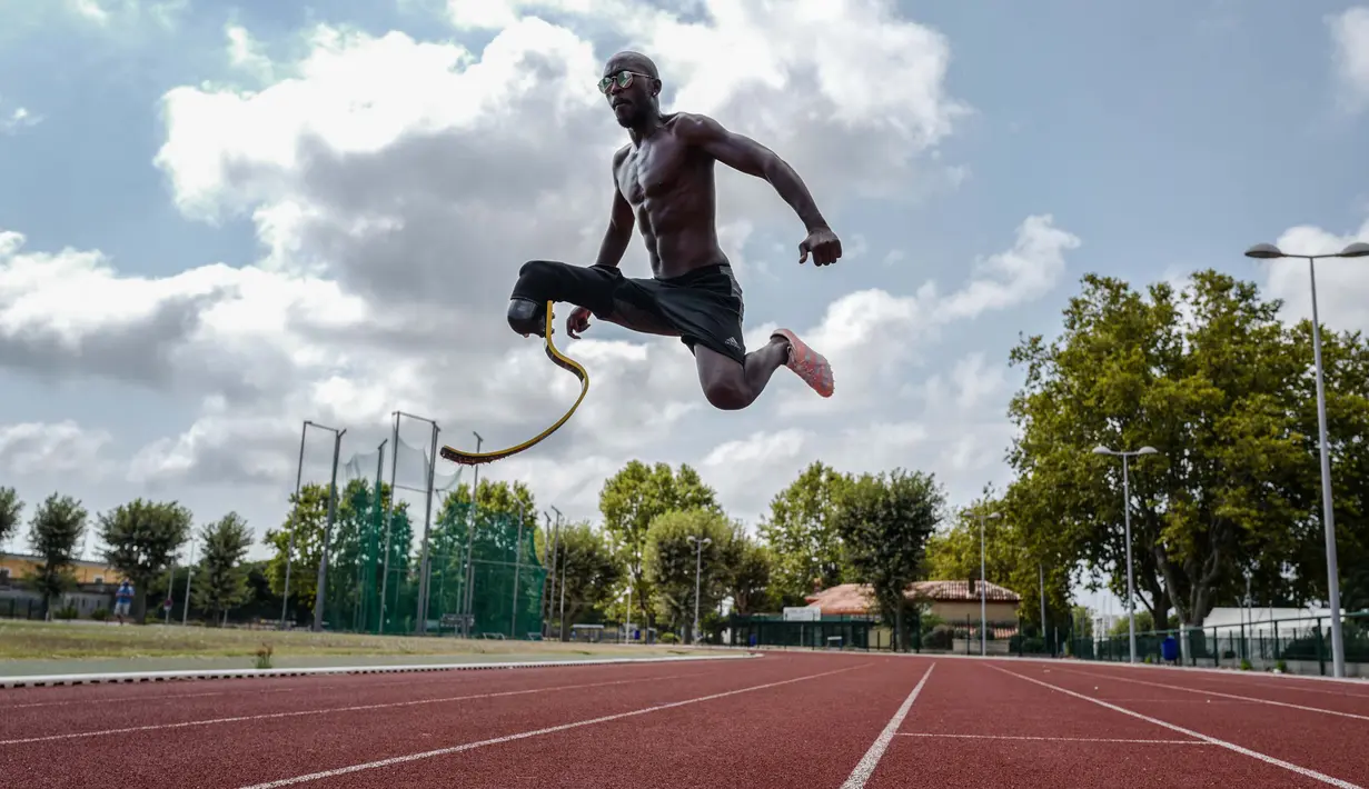 Atlet Prancis Jean Baptiste Alaize, yang mewakili Prancis pada Paralympic Games 2016 di Rio, memakai tungkai prothesis di bawah lutut selama sesi latihan di Antibes, Prancis selatan pada 24 Agustus 2020. (AFP Photo/Valery Hache)