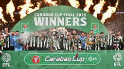 The Magpies berhasil mengakhiri puasa gelar yang sangat panjang. Terakhir kali Newcastle meraih trofi di pentas domestik saat menjadi juara Piala FA pada tahun 1955 alias 70 tahun lalu. (AFP/Glyn Kirk)