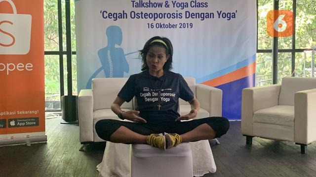 4 Gerakan Yoga di Kursi yang Bantu Cegah Osteoporosis