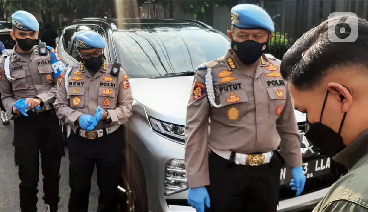 Sejumlah personel Provos tiba di kediaman Ferdy Sambo, Jalan Saguling III, Duren Tiga Barat, Pancoran, Jakarta Selatan, Selasa (9/8/2022). Berdasarkan pantuan di lapangan, sejumlah personel Provos wanita tampak berada di depan rumah Ferdy Sambo. (Liputan6.com/Ady Anugrahadi)