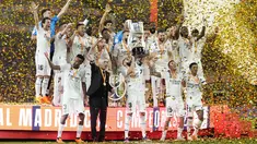 Pemain Real Madrid dan pelatih kepala Carlo Ancelotti mengangkat trofi merayakan gelar juara Copa del Rey 2022/2023 usai kalahkan Osasuna pada final yang berlangsung di La Cartuja, Minggu (7/5/2023) dini hari WIB. (AP Photo/Jose Breton)