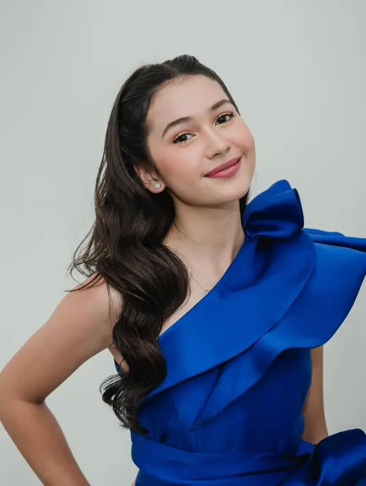 One shoulder dress warna biru buat Sandrinna tampak semakin stunning. [@sandrinna_11].