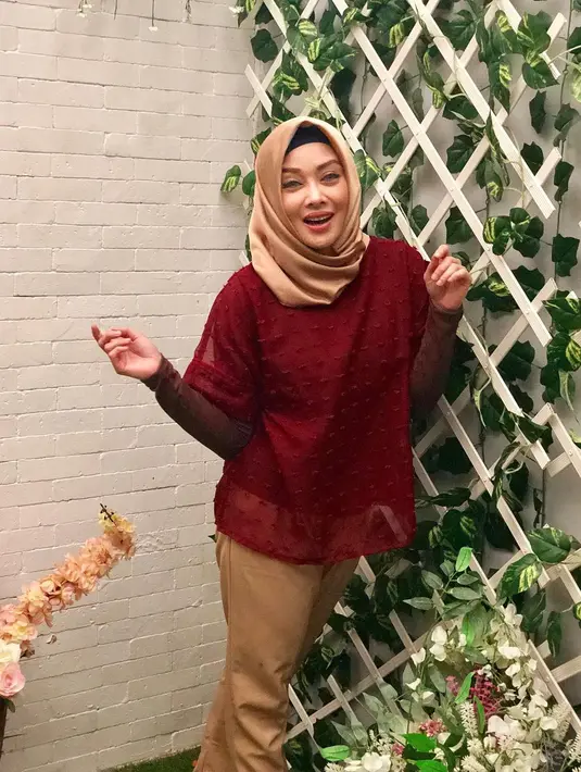 Pengalaman tidak mengenakkan masa lalu saat membina rumah tangga, membuat perempuan kelahiran Banjarmasin 38 tahun silam itu tak lagi memprioritaskan pendamping. (Instagram/terryputri)