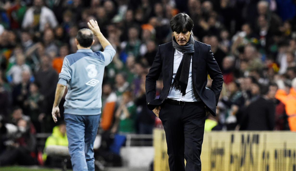 Pelatih Jerman Joachim Loew (kanan) terlihat tertunduk usai kalah dari Republik Irlandia pada Kualifikasi Piala Eropa 2016 Grup D,Jerman vs Republik Irlandia di Sation Aviva, Dublin, Kamis (8/10/2015). Jerman menyerah 0-1. (AFP Photo / Tobias Schwarz)