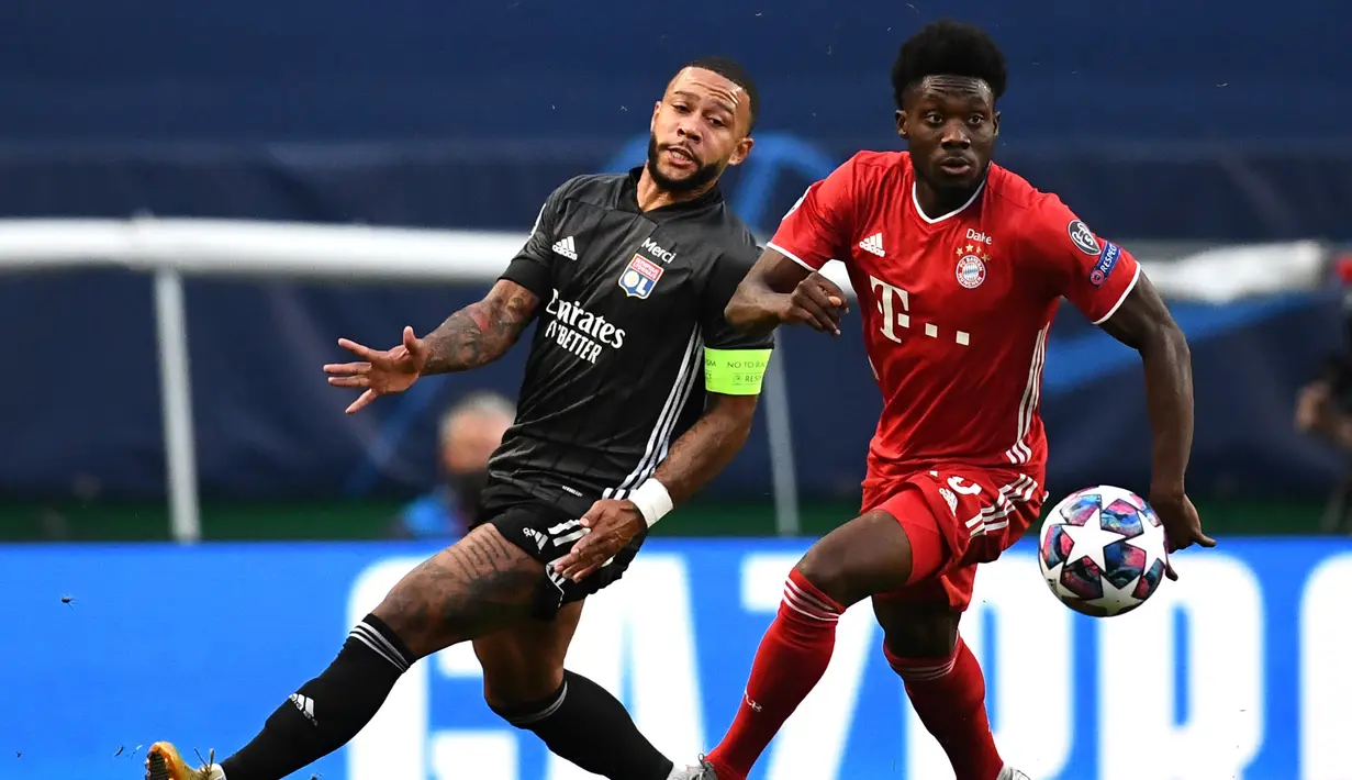 Gelandang Bayern Munchen, Alphonso Davies, berebut bola dengan penyerang Olympique Lyon, Memphis Depay, pada semifinal Liga Champions 2019/2020 di Estadio Jose Alvalade, Kamis (20/8/2020) dini hari WIB. Bayern Munchen menang 3-0 atas Lyon. (AFP/Franck Fife/pool)