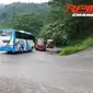 Detik-detik bus lintas Sumatra tabrak truk tangki karena rem blong (@porosgarut)