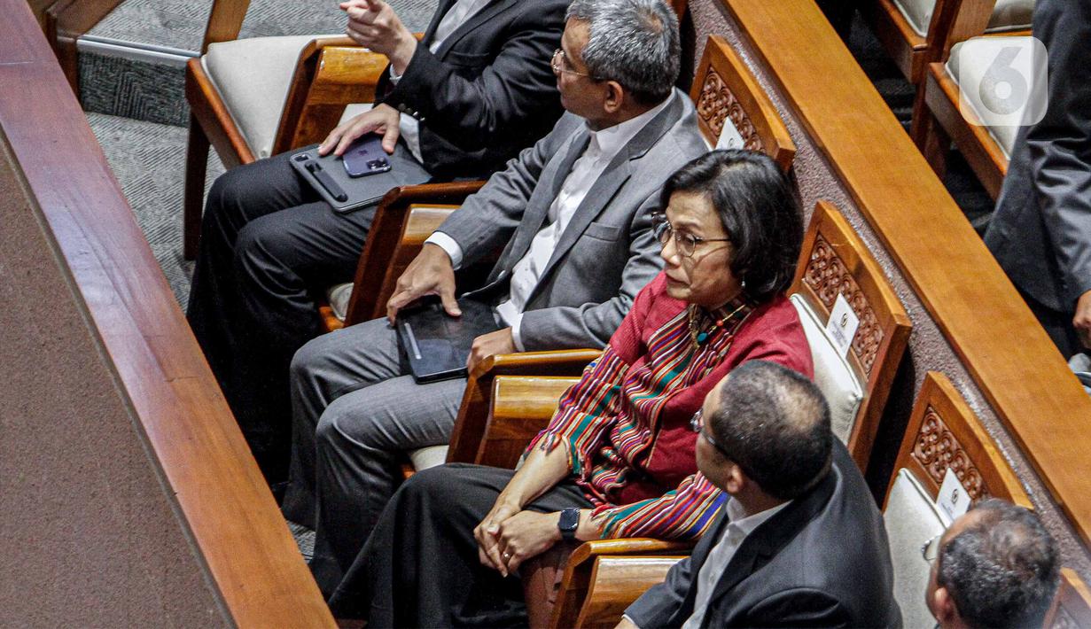 "Menurut catatan dari Sekretariat Jenderal DPR RI, daftar hadir pada permulaan Rapat Paripurna DPR RI ini telah ditandatangani 290 orang anggota hadir fisik dan izin dari seluruh fraksi anggota yang ada di DPR," ujar Gobel. (Liputan6.com/Faizal Fanani)