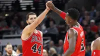 Pemain Chicago Bulls, Nikola Mirotic (44) dan Bobby Portis merayakan keberhasilan timnya meraih poin saat melawan Boston Celtics pada lanjutan NBA basketball game di United Center, Chicago, (11/12/2017). Bulls menang 108-85. (AP/Charles Rex Arbogast)