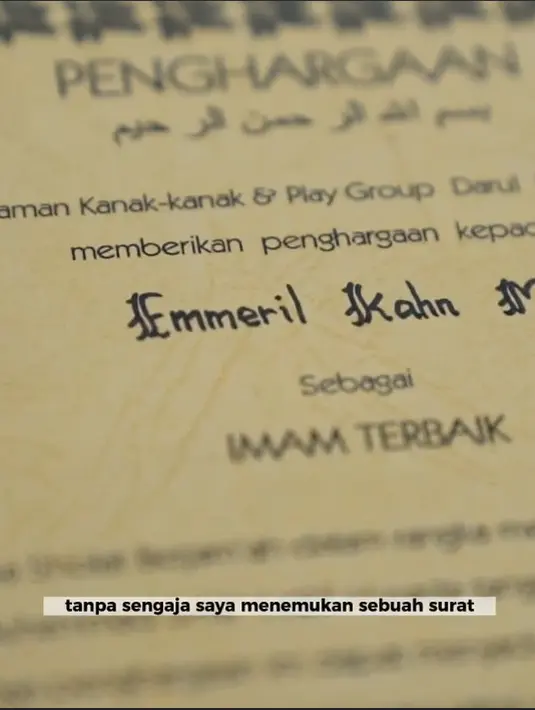 Istri Gubernur Jawa Barat itu tak kuasa menahan air mata membaca surat tulisan tangan putranya tersebut. Ia juga tak mengetahui, kenapa tak diberikan padanya saat putranya masih hidup. [Instagram/ataliapr]