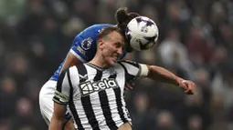 Pemain Everton, Calvert-Lewin, duel udara dengan pemain Newcastle United, Dan Burn, pada laga pekan ke-31 Liga Inggris di St. James' Park, Rabu (3/4/2024). (Owen Humphreys/PA via AP)