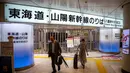 Orang-orang berjalan di depan gerbang tiket yang ditutup untuk Tokaido Shinkansen di Stasiun Tokyo pada 31 Agustus 2024. (Philip FONG/AFP)