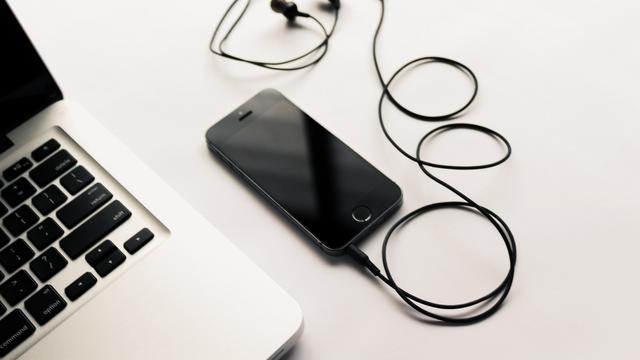 Ilustrasi headset, mendengatkan musik