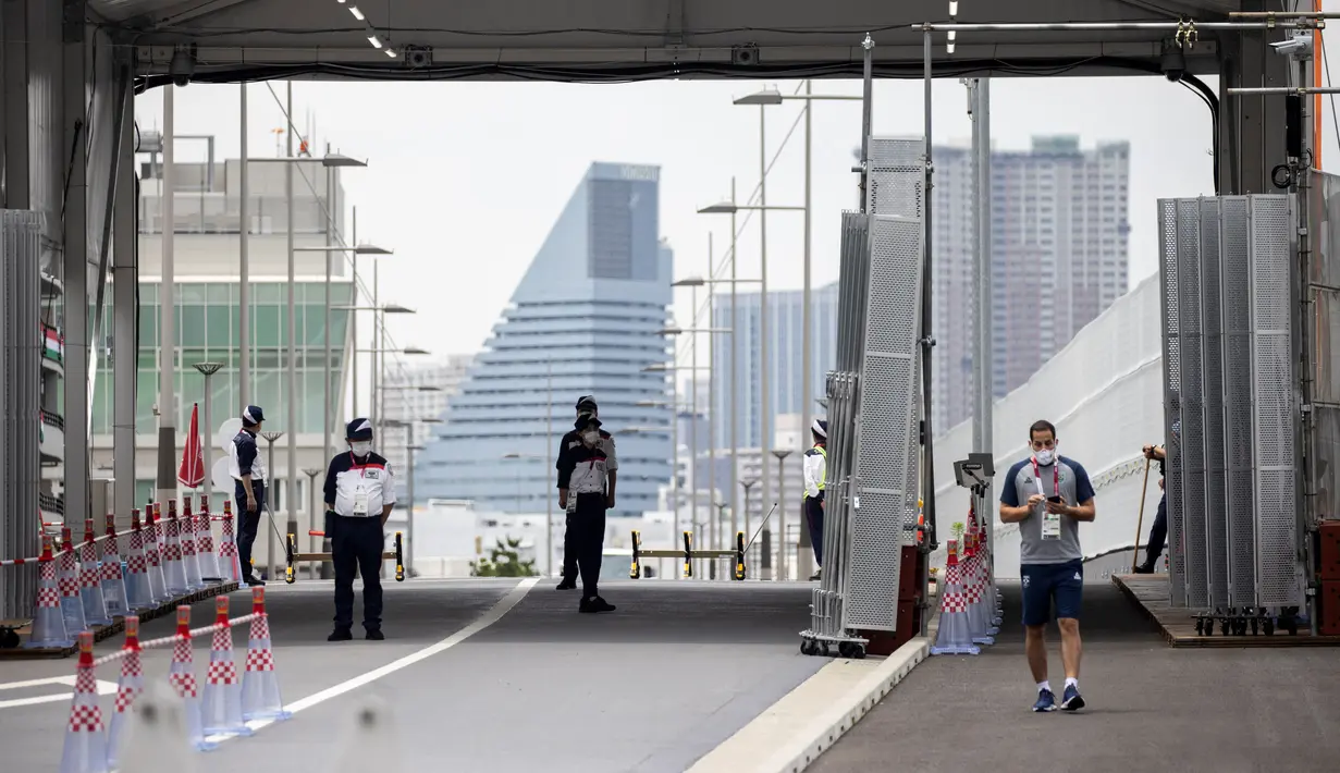 Seorang peserta Olimpiade Tokyo 2020 meninggalkan kawasan wisma atlet Olimpiade dan Paralimpiade Tokyo 2020, di Tokyo pada Rabu (14/7/2021). Pembukaan pesta olahraga terbesar di dunia itu tinggal menghitung hari di tengah pandemi COVID-19. (Behrouz MEHRI / AFP)
