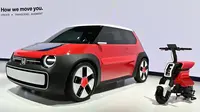 Model konsep mobil dan sepeda motor listrik Honda Motor, SUSTAINA-C Concept (kiri) dan Pocket Concept. (Kazuhiro NOGI/AFP)