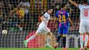 Pada babak kedua, Bayern Munchen sukses memperbesar keunggulan pada menit ke-56. Sepakan Musiala yang membentur tiang gawang, disambut kembali lewat tendangan kaki kiri Robert Lewandowski ke sisi gawang Barcelona yang kosong. (Foto: AFP/Lluis Gene)