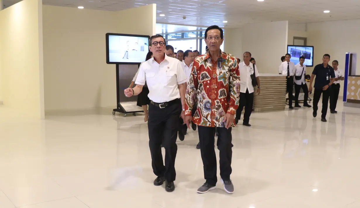 Menteri Hukum dan HAM, Yasonna H Laoly bersama Gubernur DIY, Sri Sultan Hamengku Buwono X  saat meninjau kesiapan petugas imigrasi Bandara Internasional Yogyakarta, Kulon Progo, DI Yogyakarta, Rabu (24/4). (Liputan6.com/Helmi Fithriansyah)