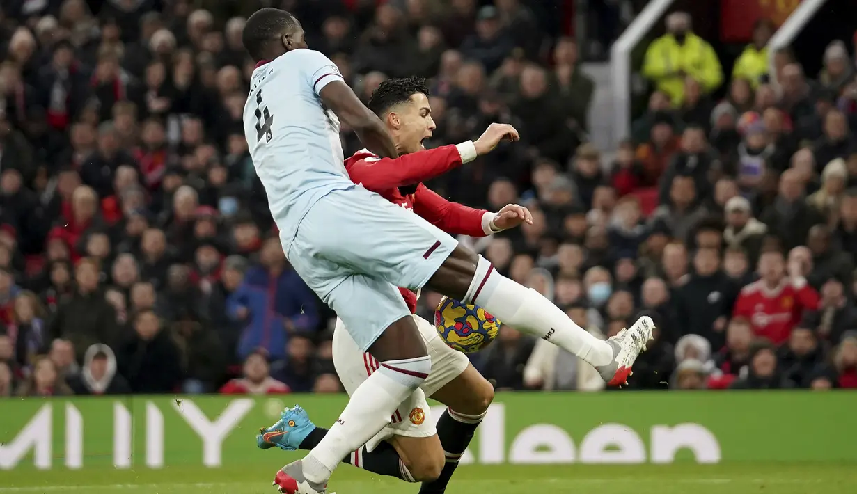 Pada menit ke-36 Cristiano Ronaldo terjatuh usai terlibat kontak dengan Kurt Zouma di dalam kotak penalti West Ham United. Wasit memutuskan tidak terjadi pelanggaran. (AP/Dave Thompson)