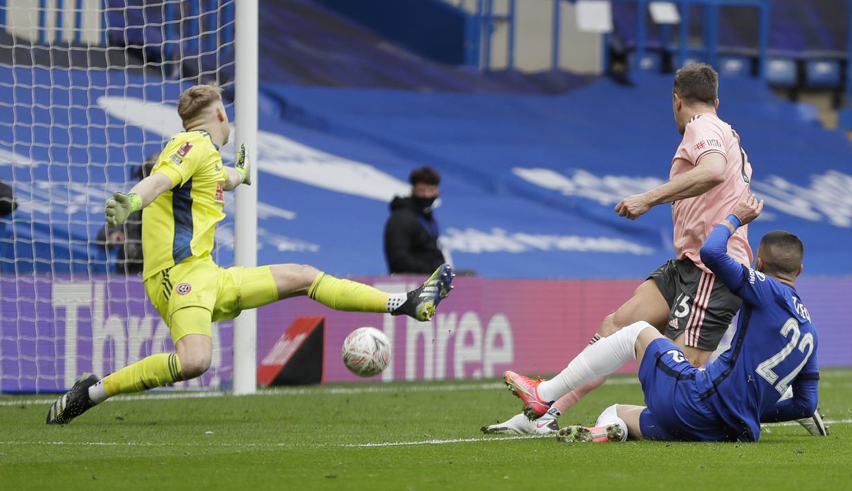 Gelandang Chelsea, Hakim Ziyech (kanan) melepaskan tendangan yang berbuah gol kedua timnya ke gawang Sheffield United dalam laga perempatfinal Piala FA 2020/2021 di Stamford Bridge, London, Minggu (21/3/2021). Chelsea menang 2-0 atas Sheffield United. (AP/Kirsty Wigglesworth)