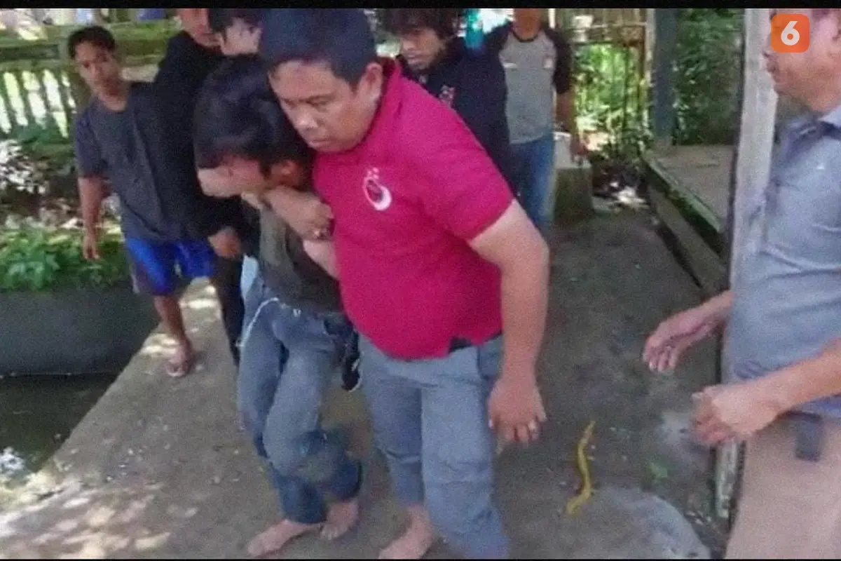 Penangkapan Ridwan (23), pria di Maros yang nekat banting keponakannya hingga kepalanya pecah (Liputan6.com/Fauzan)