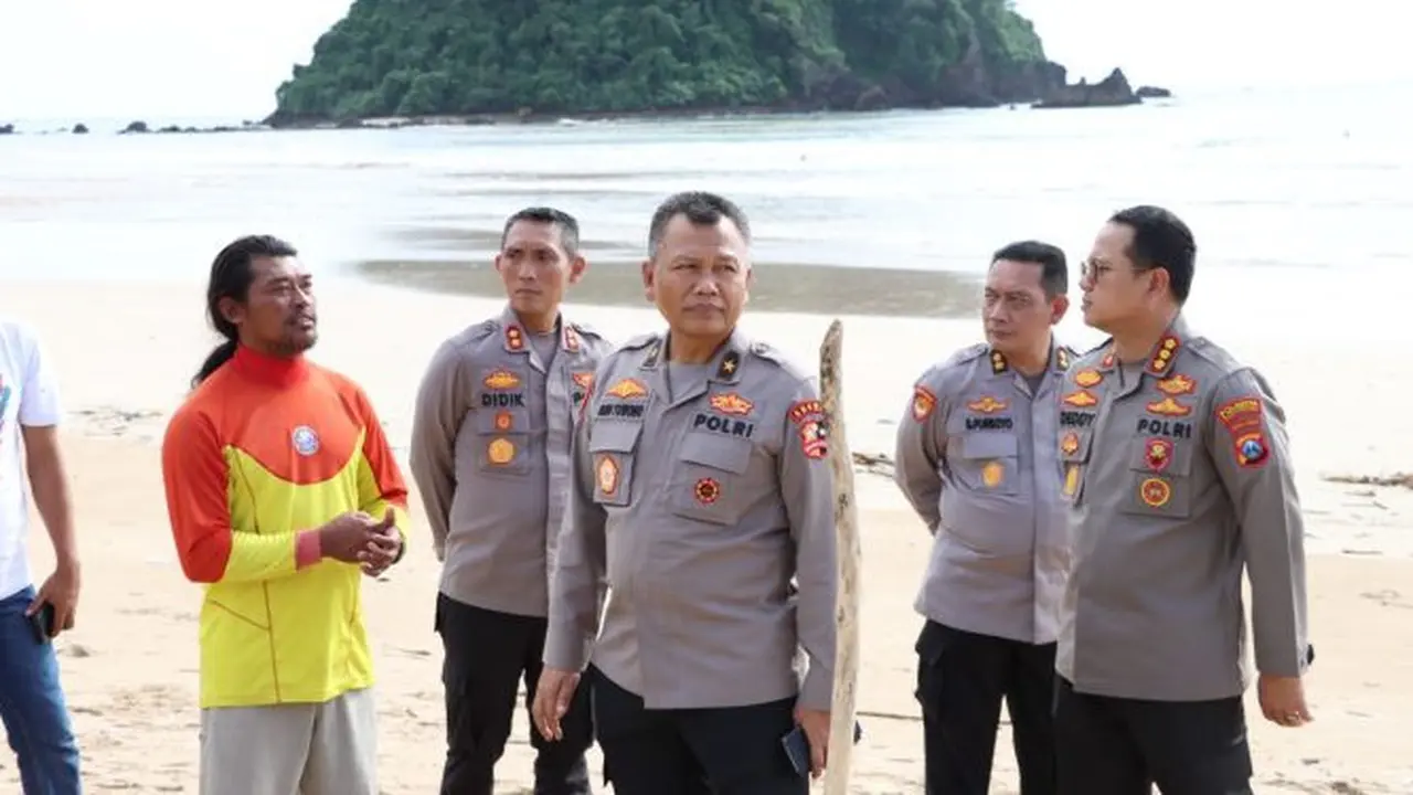 Kepala Biro Tata Lembaga dan Laksana Mabes Polri Brigjen Budi Yuwono , didamping Kapolresta Banyuwangi Kombes Pol Dedsy Foury Millewa  menunjau obyek wisata Pulau Merah (Istimewa)
