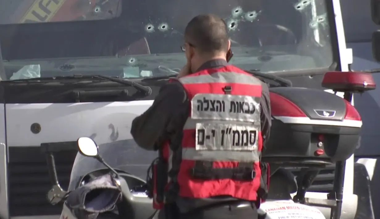 Beberapa lubang peluru terlihat di kaca depan truk yang digunakan untuk menabrak sejumlah tentara Israel di sebuah tempat wisata di Yerusalem, Minggu (8/1). Insiden ini dilaporkan menyebabkan empat tentara Israel tewas dan melukai 15 lainnya. (AP Photo)