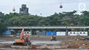 Alat berat terlihat saat pengerjaan renovasi di TMII, Jakarta, Rabu (26/1/2022). Kegiatan renovasi tersebut meliputi penanganan jalan kawasan TMII, penataan area gerbang utama, renovasi joglo (Sasono Utomo, Sasono Langen Budoyo, Sasono Adiguno), dan renovasi museum. (Liputan6.com/Herman Zakharia)