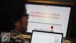 Materi saat diskusi yang dipimpin oleh Ketua Komisi Aparatur Sipil Negara (ASN) Sofian Affandi yang digelar di Setneg, Jakarta, Selasa (23/1). Dalam diskusi tersebut membahas isu jual beli jabatan dalam aparatur sipil negara. (Liputan6.com/Angga Yuniar)