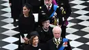 <p>Raja Belanda Willem-Alexander (tengah bawah), Ratu Maxima (kanan bawah), dan mantan ratu Beatrix (kiri bawah), Ratu Swedia Silvia (baris kedua kiri), dan Raja Carl Gustav XVI (baris kedua kanan), Ratu Denmark Margrethe II (tengah) , Raja Spanyol Felipe VI (kanan tengah), dan Ratu Letizia, Ratu Mathilde dari Belgia (baris ke-5 kiri), dan Raja Philippe (baris ke-5 kanan), menghadiri pemakaman Ratu Elizabeth II di Westminster Abbey, London, Senin (19/9/2022). (Ben Stansall/Pool via AP)</p>