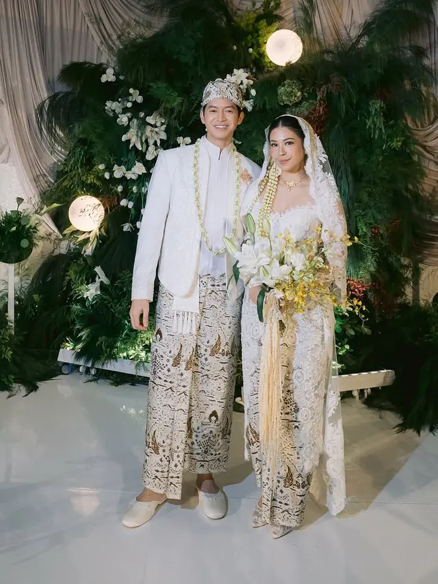 Narrel Amara saat akad nikah kenakan kebaya brokat dipadu bawahan kain batik. [@venemapictures]