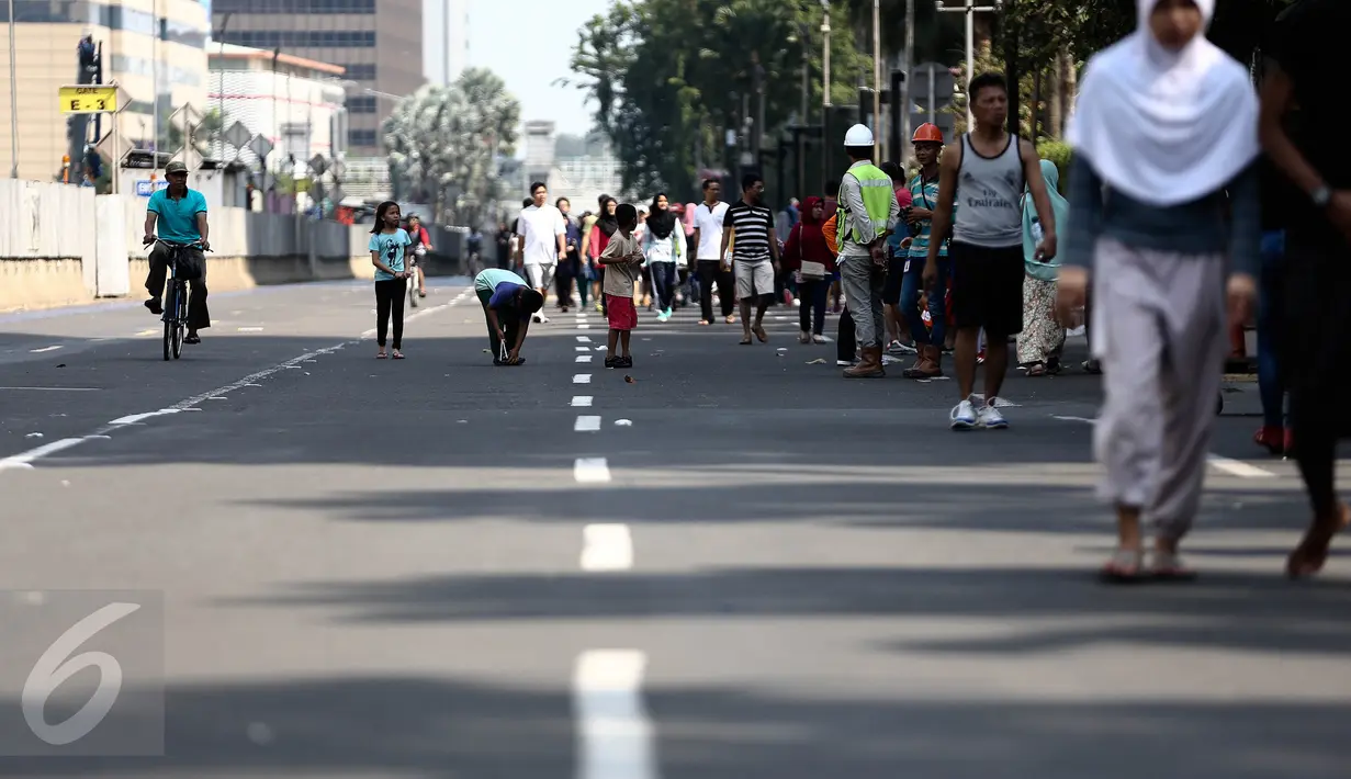 Sejumlah warga berjalan santai saat Car Free Day (CFD) pada awal tahun 2017 di kawasan Bundaran HI, Jakarta, Minggu (1/1). Warga yang hadir untuk berolahraga maupun aktivitas lainnya di areal CFD  tampak tak sepadat biasanya. (Liputan6.com/Faizal Fanani)