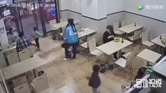 Tingkah laku seorang wanita hamil ini jangan ditiru. Ia dengan sengaja memebuat seorang balita terjatuh saat di restoran.