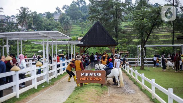 <span>Suasana di Cimory Dairyland, Puncak, Bogor, Jawa Barat, Minggu (31/10/2021). Pelonggaran PPKM dimanfaatkan masyarakat untuk berlibur ke tempat wisata dengan tetap memberlakuan protokol kesehatan COVID-19. (Liputan6.com/Faizal Fanani)</span>