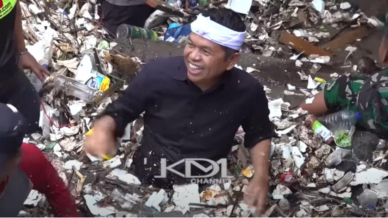 Dedi Mulyadi Nyebur Langsung ke Kali dan Ngamuk Jembatan Minta Dibongkar