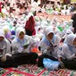 Sejumlah santri membaca ayat suci Al Quran di Gedung Pertamina, Jakarta, Kamis (23/6). Dalam rangka peringatan Nuzulul Quran, Pertamina bersama 27.218 anak yatim se-Jakarta membaca kitab suci Al Quran hingga khatam. (Liputan6.com/Angga Yuniar)