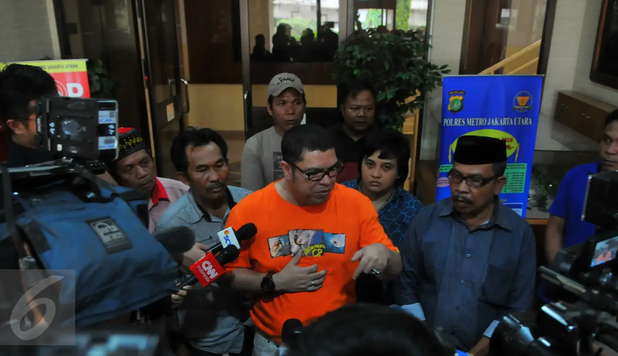 Pengacara Daeng Aziz, Razman Arif Nasution, beserta keluarga memberi keterangan pers usai menyambangi Polres Jakarta Utara, Sabtu (27/2). Kedatangan mereka untuk menjenguk pentolan lokalisasi prostitusi Kalijodo tersebut. (Liputan6.com/Faisal R Syam)