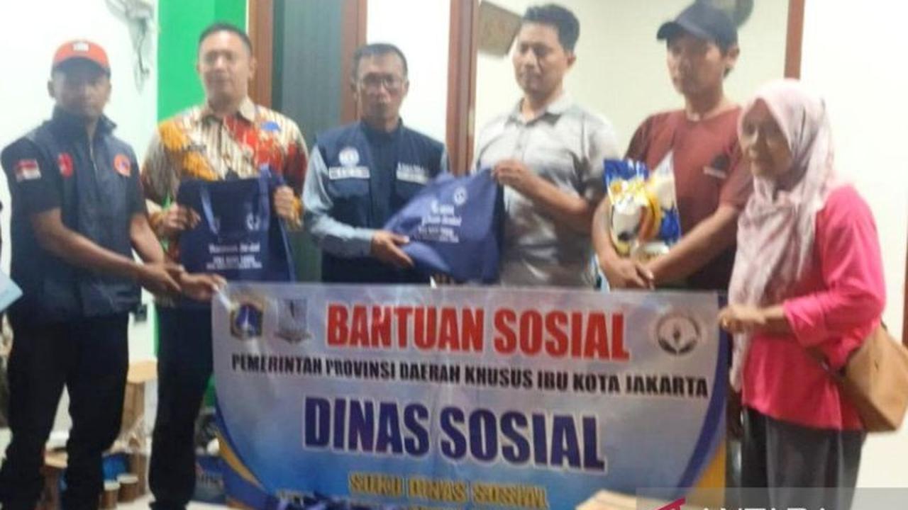 Sudinsos dan PMI Jaktim Bergerak Cepat Salurkan Bantuan Kebakaran Ciracas untuk Penyintas
