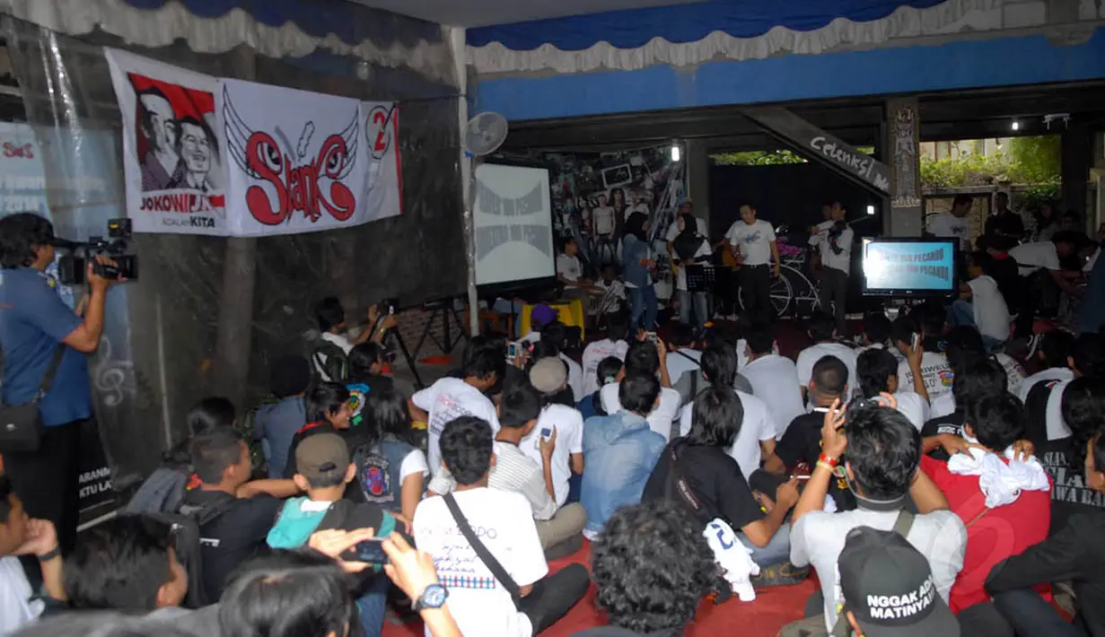 Para Slankers kompak duduk bersila di atas terpal yang disediakan panitia di markas Slank, Jakarta, Kamis (26/6/14). (Liputan6.com/Miftahul Hayat)