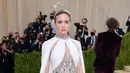 Emily Blunt membawa energi All-america ke dalam Met Gala 2021 dengan balutan dress bertabur kristal rancangan Miu Miu. Jubah putih dan headpiece berhiaskan bintang yang ia kenakan pun menambah kesan elegan bak dewi Aphrodite pada penampilannya. (Instagram/weddingbyjess)