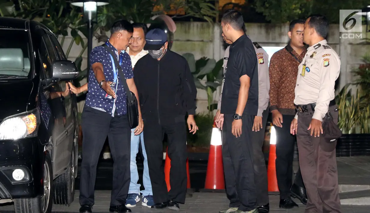 Ketua Umum PPP Romahurmuziy atau Romi tiba dengan pengawalan ketat di Gedung KPK, Jakarta, Jumar (15/3). Romi tiba kenakan pakaian serba hitam dan kacamata hitam terkait dugaan pengisian jabatan  di Kementerian Agama. (Liputan6.com/Helmi Fithriansyah)