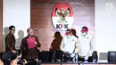 Penyidik KPK menunjukkan barang bukti uang Rp 100 Juta dari OTT Bupati Purbalingga disaksikan Ketua KPK Agus Rahardjo dan juru bicara KPK Febri Diansyah di Gedung Merah Putih KPK, Kuningan, Jakarta, Selasa (5/6). (Liputan6.com/Herman Zakharia)