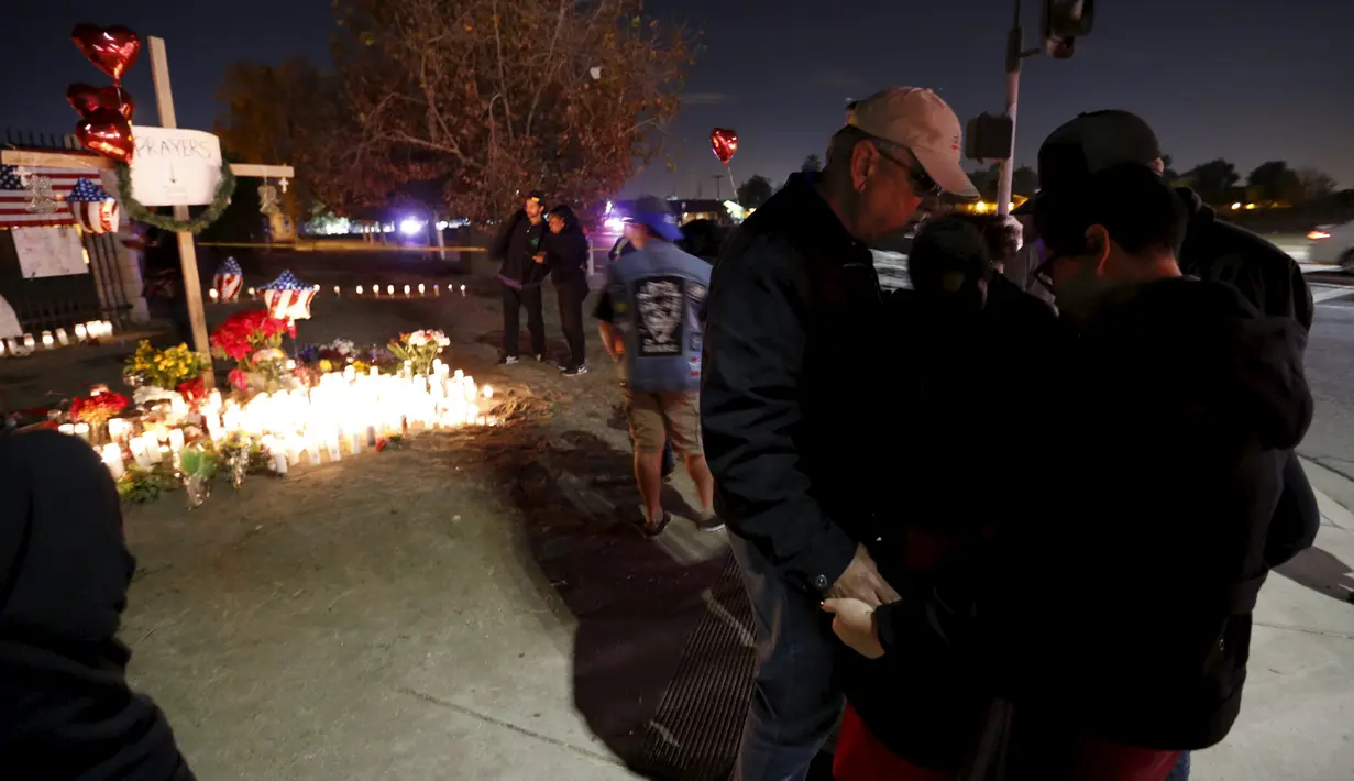 Sejumlah warga saat mengikuti aksi  menyalakan lilin dan berdoa bersama di San Bernardino, California, Jumat (4/12). Aksi tersebut untuk korban penembakan brutal di pusat lembaga pelayanan sosial yang menewaskan 14 orang (REUTERS/Mario Anzuoni)