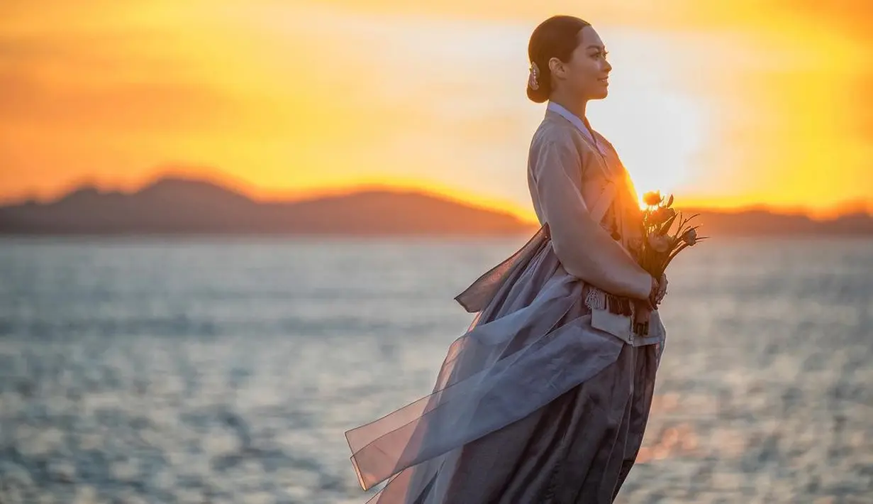 Penampilan Rizka disempurnakan dengan sanggul klasik khas Korea lengkap dengan binyeo atau tusuk konde. [Foto: IG/rizkanatakusumah].