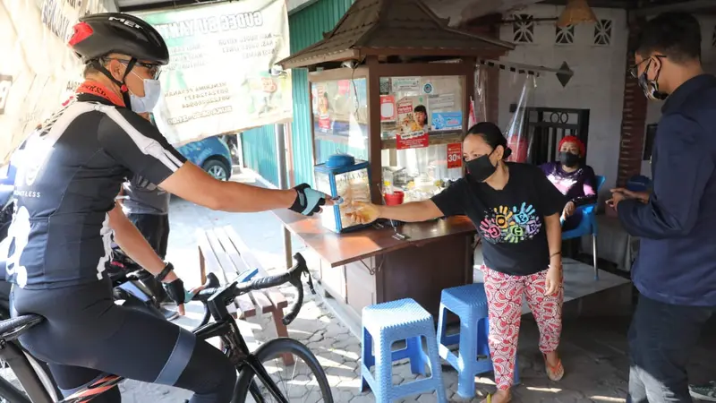 Ganjar saat temui mahasiswa Polines yang sedang borong dagangan PKL disekitar kampus. (Foto: Liputan6.com/Humas Provinsi Jateng)