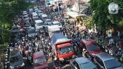 Suasana Jalan Lenteng Agung Raya, Tanjung Barat, Jakarta Selatan, yang macet pada Selasa (20/10/2020). Mulai meningkatnya aktivitas warga selama PSBB transisi menyebabkan kemacetan kembali terjadi di sejumlah titik Ibu Kota. (Liputan6.com/Immanuel Antonius)