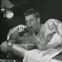 Beginilah kira-kira berbagai aktivitas yang dilakukan oleh para remaja Amerika pada tahun 1940-an. (Foto: vintag.es/LIFE photographer Nina Leen in Des Moines)