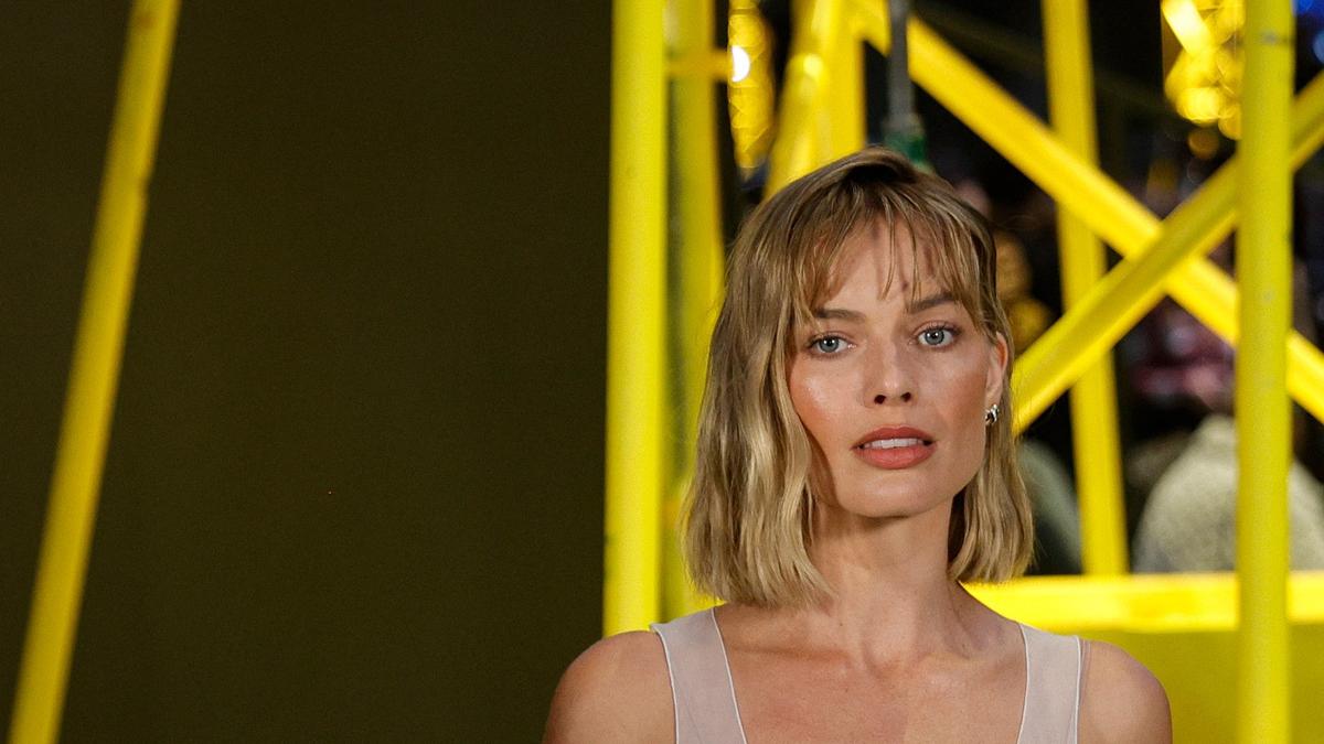 Margot Robbie Lebih Segar dengan Potongan Rambut Bob dan Poni Depan