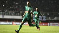 Gelandang PSS Sleman, Brian Ferreira, merayakan gol yang dicetaknya ke gawang Arema FC pada laga Liga 1 2019 di Stadion Maguwoharjo, Sleman, Rabu (15/5). PSS menang 3-1 atas Arema. (Bola.com/Yoppy Renato)
