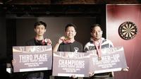 Stanley Venedikt (tengah) menjuarai G Darts Trophy Jakarta yang digelar pada Minggu (20/10/2024), di Headquarter Bar N Pool, Jakarta. (Indonesia Entertainment Group )