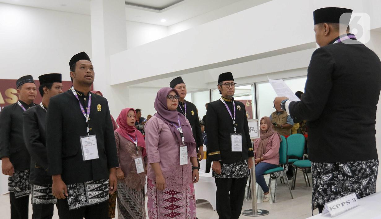 Dimulai dengan pengambilan sumpah petugas dan ketua Kelompok Penyelenggara Pemungutan Suara (KPPS). (Liputan6.com/Herman Zakharia)